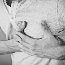 Mellkasi fájdalom - szívbetegség és COVID tünete is lehet