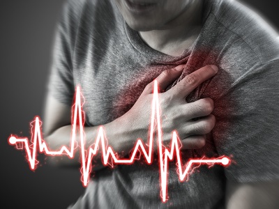 Anginás roham és más kardiológiai okok is okozhatnak mellkasi fájdalmat.