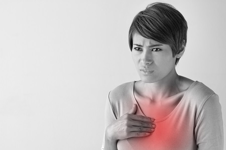 A gyors szívverés és a mellkasi fájdalom is utalhat szívritmuszavarra.