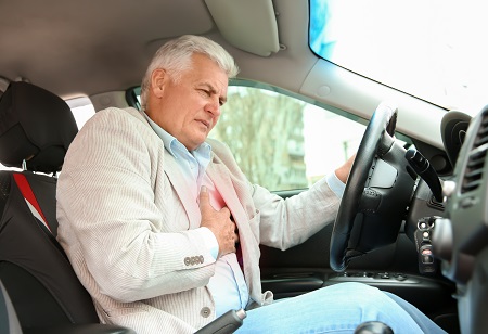 A mellkasi fájdalom az iszkémiás szívbetegség tünete lehet.